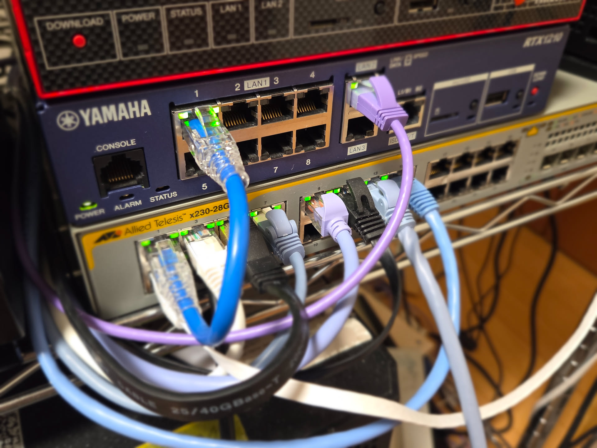 ルーターとネットワークケーブル