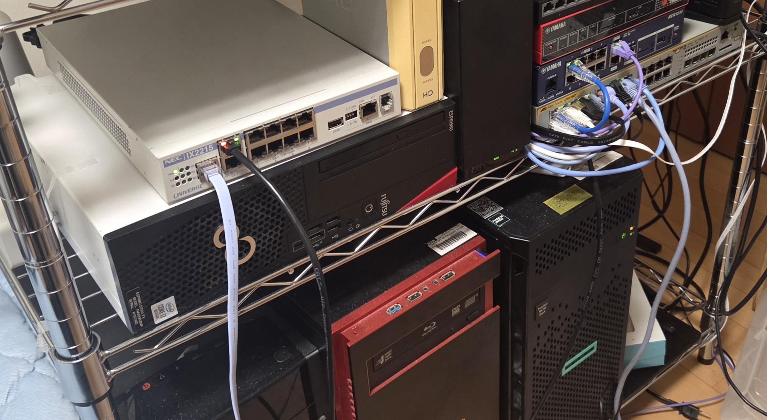 自宅サーバーとネットワーク機器のラック